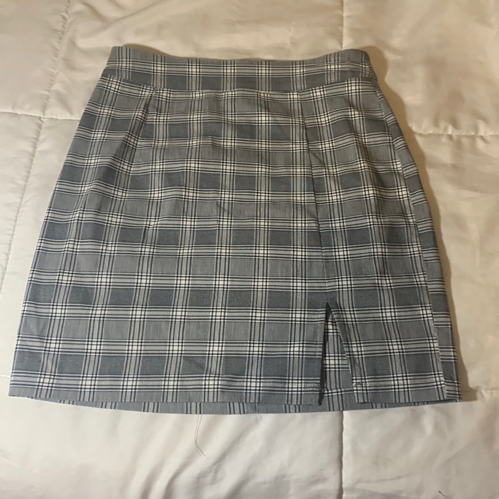 Plad skirt with small slit in side. Not worn/brand new but with no tag. Garage